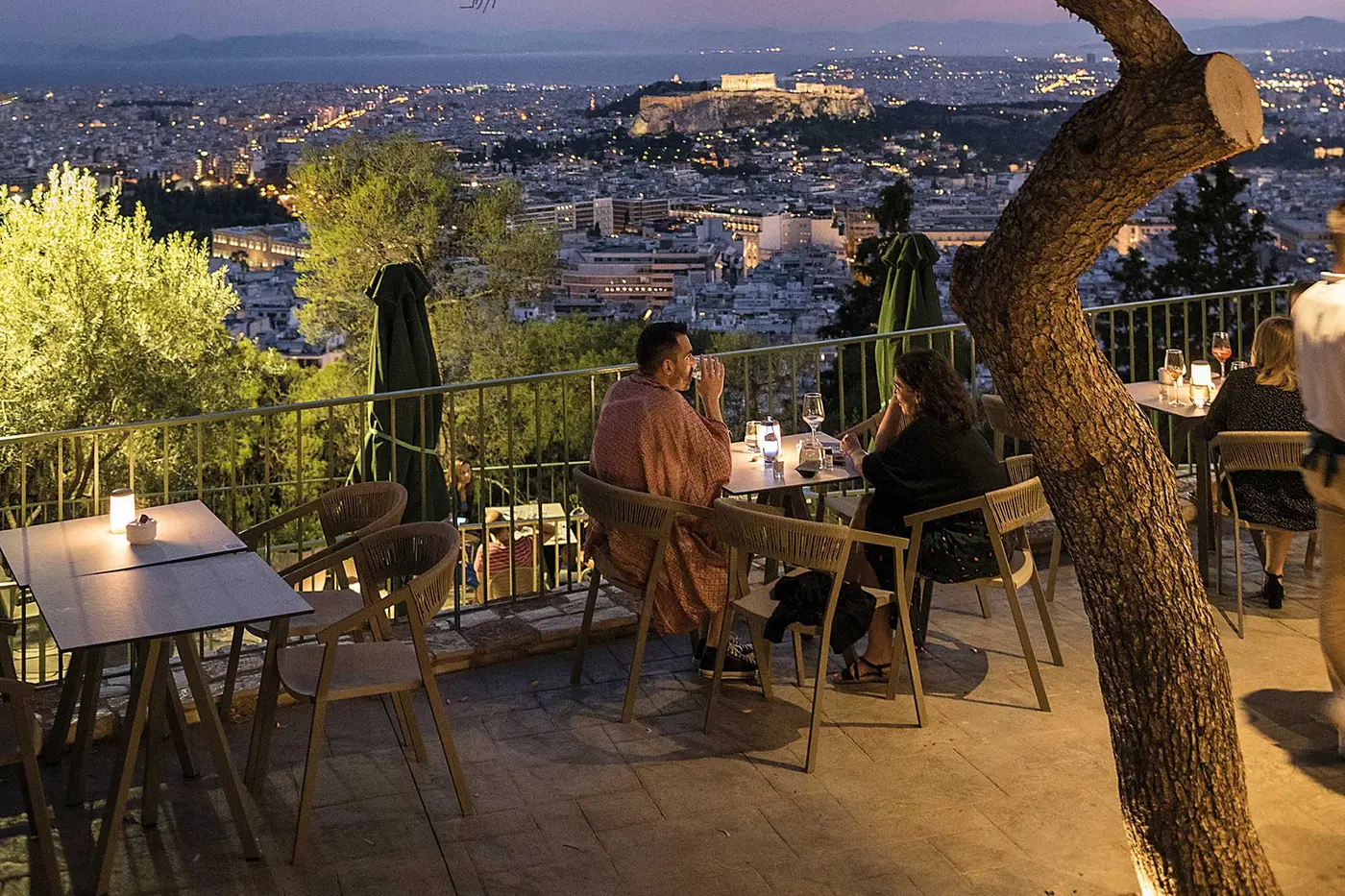 Τραπέζια στη βεράντα του καφέ στην κορυφή του Λυκαβηττού