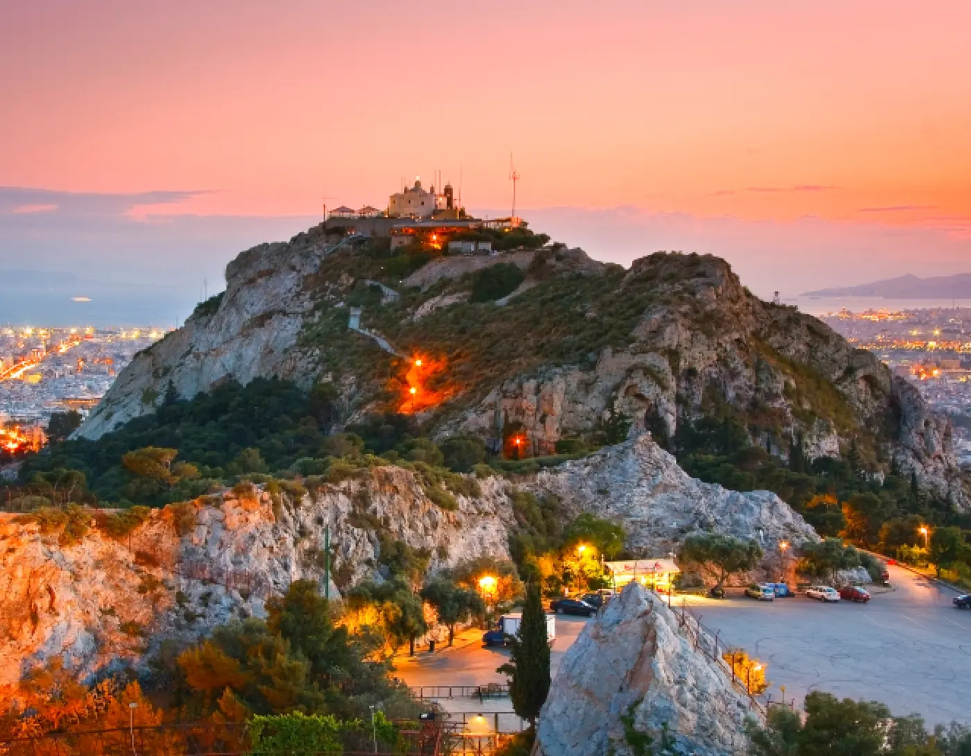 Ο λόφος του Λυκαβηττού με το εκκλησάκι του Αγίου Γεωργίου στην κορυφή