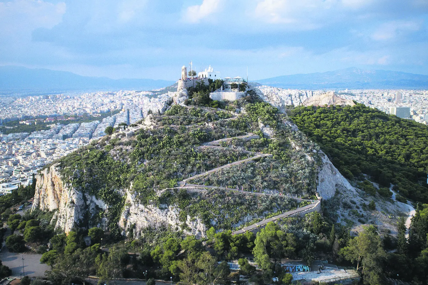 Ο Λυκαβηττός υψώνεται πάνω από τα κτίρια της Αθήνας