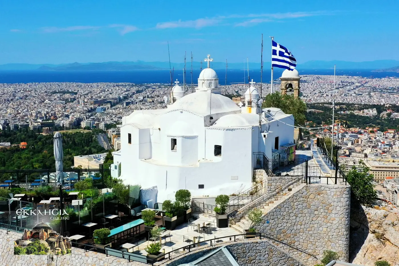 Ο κατάλευκος Άγιος Γεώργιος στην κορυφή του Λυκαβηττού