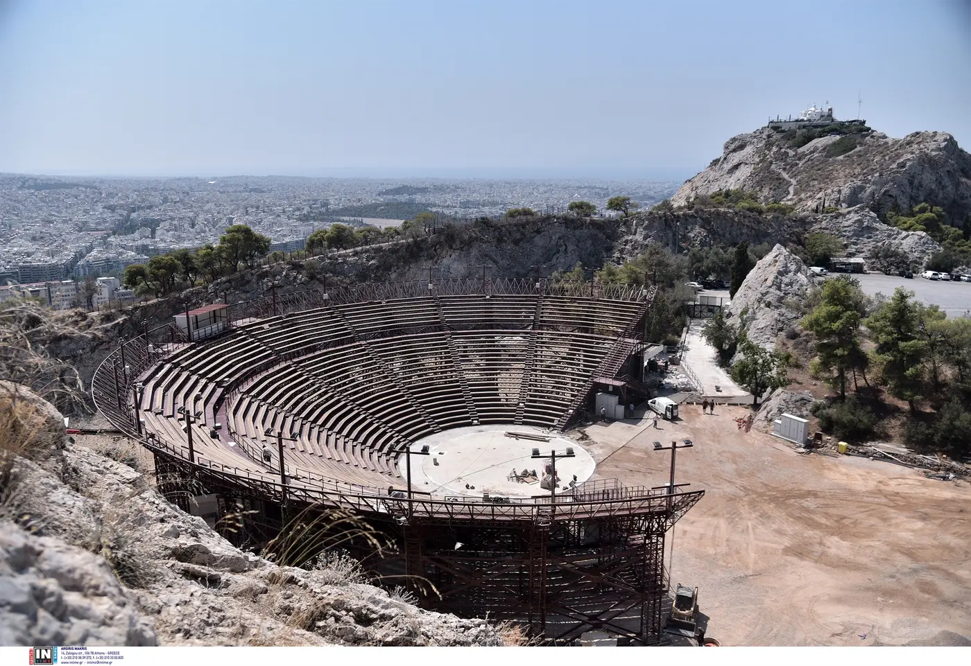 Το υπαίθριο Θέατρο Λυκαβηττού στην πλαγιά του λόφου