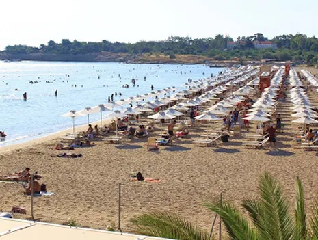Α΄ Πλαζ Βούλας — τιρκουάζ νερά