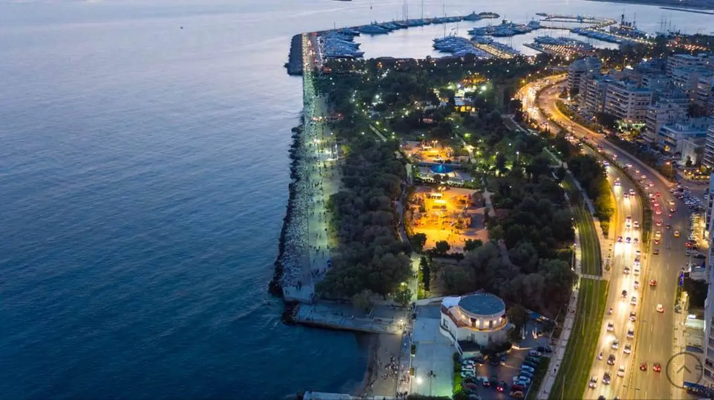 Περίπατος στο Πάρκο Φλοίσβου δίπλα στη θάλασσα