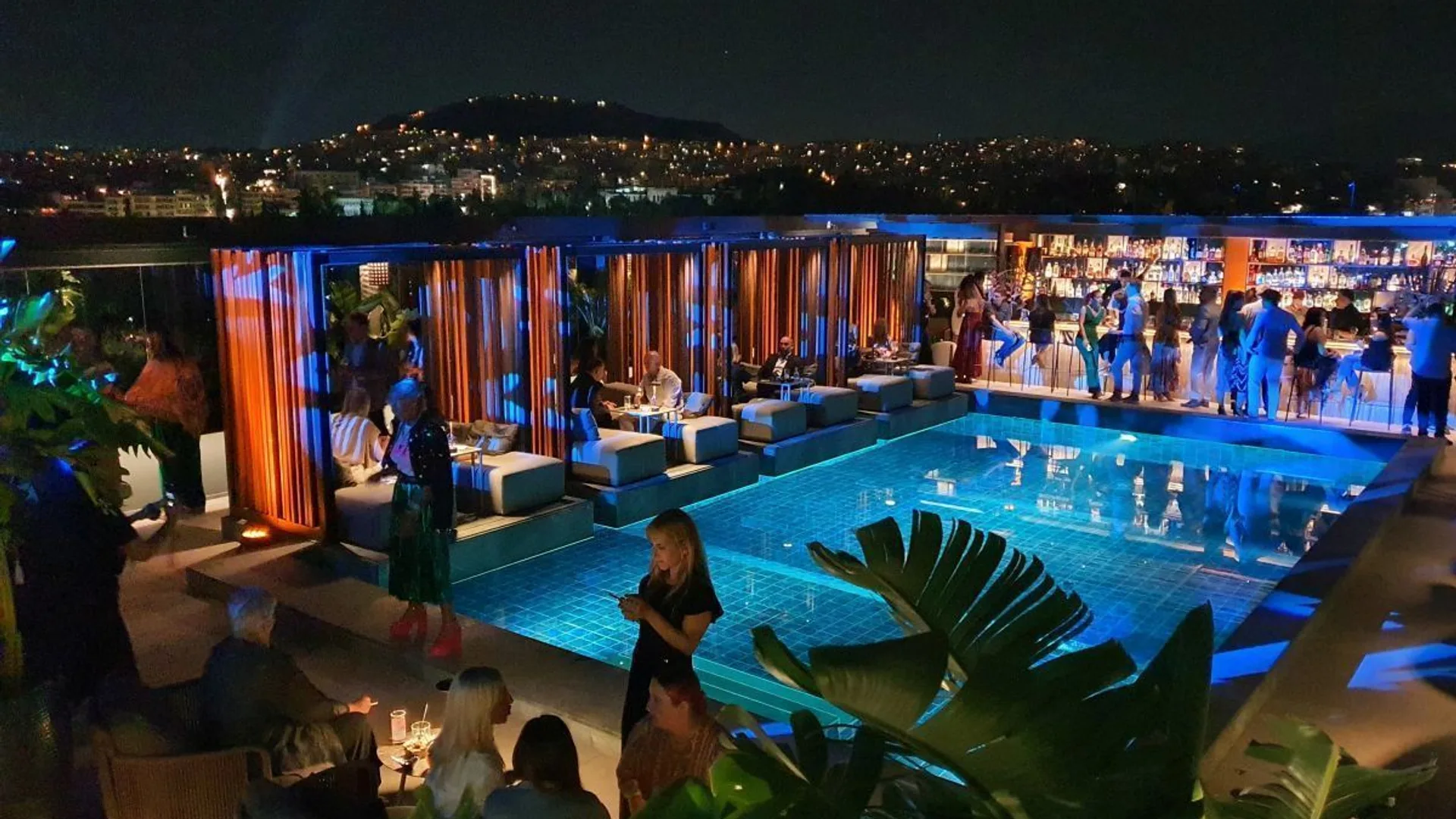 Radisson Blu Park Hotel: rooftop πισίνα, καφέ και εστιατόρια κοντά στη Βικτώρια