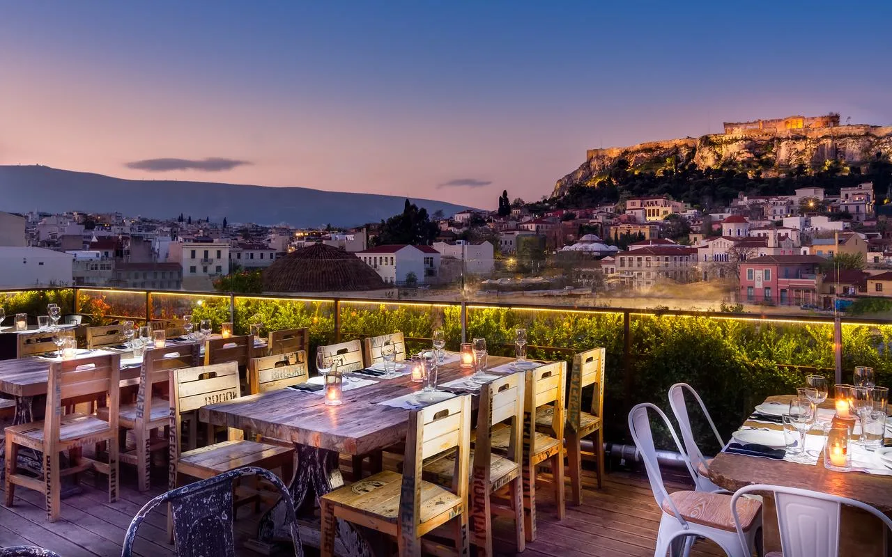 360 Cocktail Bar rooftop με πανοραμική θέα στην Αθήνα