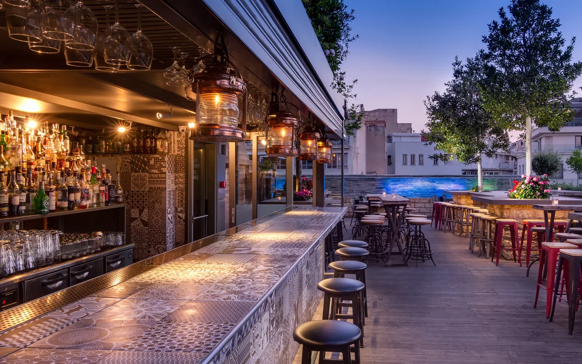 360 Cocktail Bar Αθήνα rooftop με Ακρόπολη στο φόντο