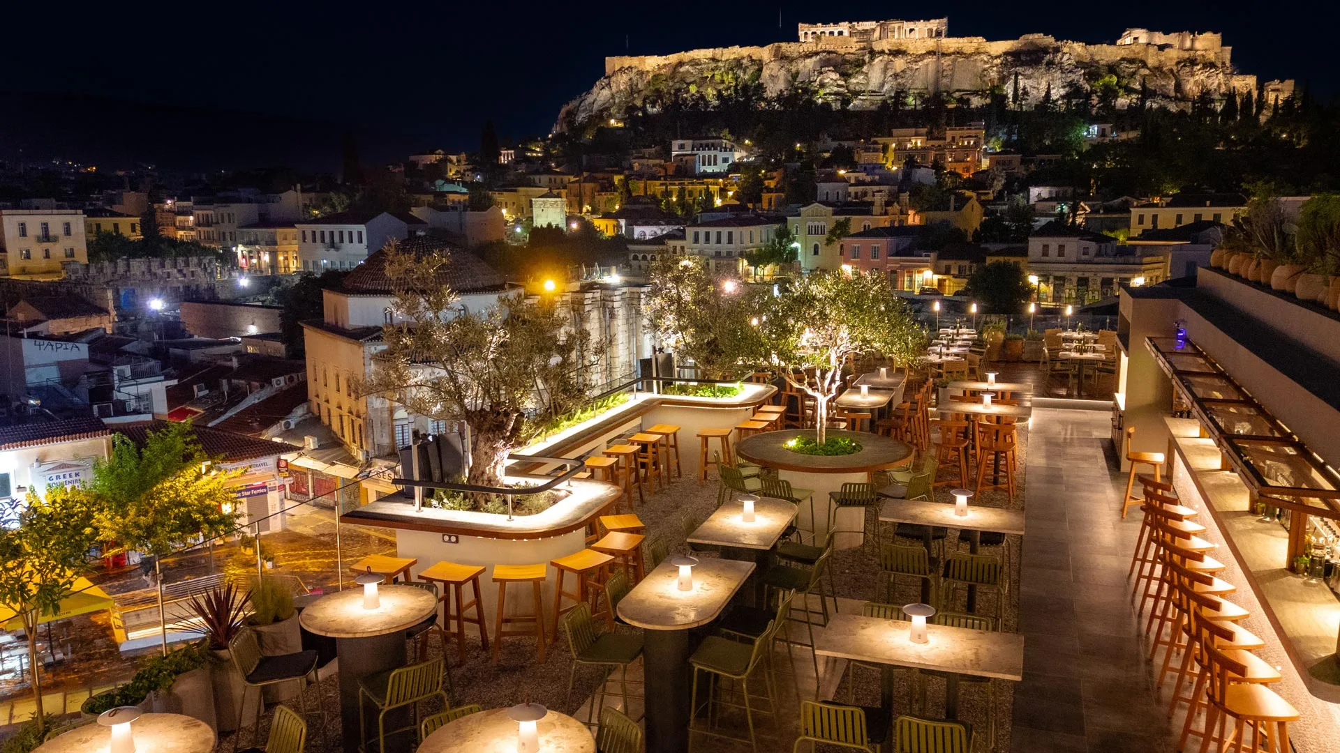 Πανοραμική θέα της Αθήνας και της Ακρόπολης από rooftop bar στο κέντρο της πόλης